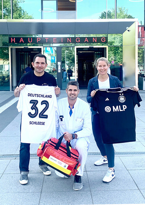 Dr. Andreas Toman überreicht Arzttasche an die Deutsche Fußball Ärztemannschaft e.V